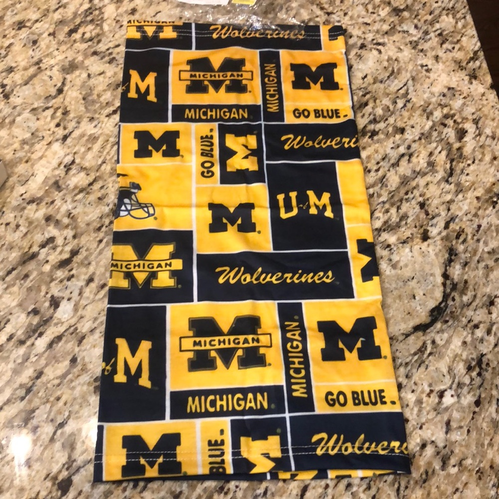 Michigan Wolverine neck gaitor